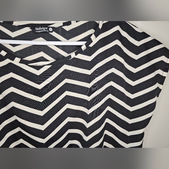 [Indulge GogoApperal] High Low Midi Dress 《M》 Chevron/Black &… - Picture 4 of 12